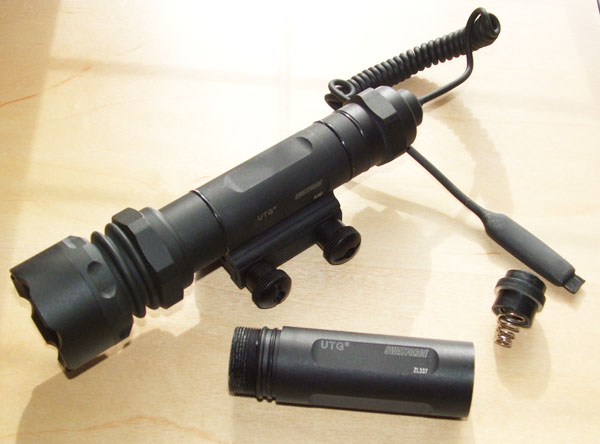 UTG LT-ZL337 Xenon 9-Volt Combat Weapon Light - 110+ lumens UTG LT-ZL337 Xenon 9-Volt Combat Weapon Light - 110+ lumens